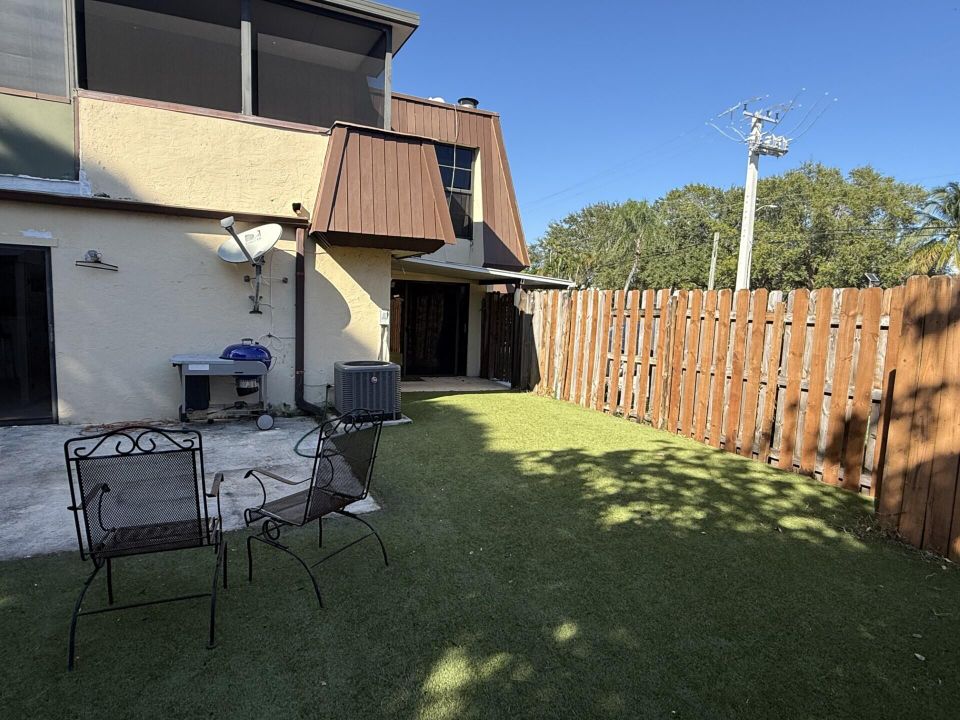 For Rent: $2,300 (2 beds, 1 baths, 1157 Square Feet)