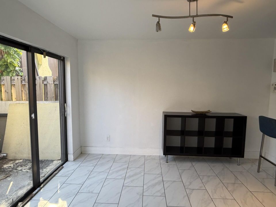 For Rent: $2,300 (2 beds, 1 baths, 1157 Square Feet)