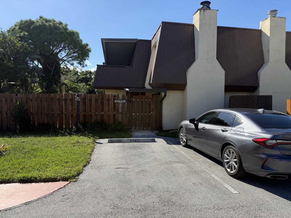 For Rent: $2,300 (2 beds, 1 baths, 1157 Square Feet)