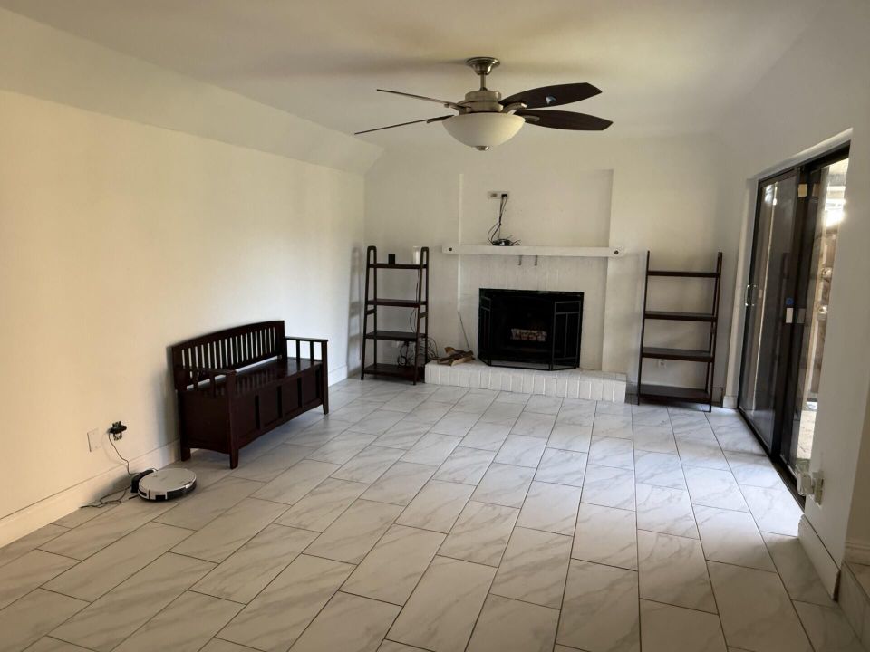 For Rent: $2,300 (2 beds, 1 baths, 1157 Square Feet)