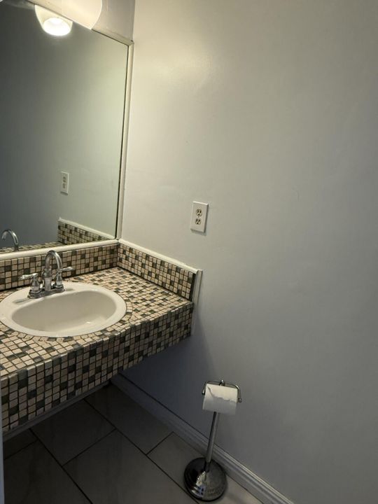 For Rent: $2,300 (2 beds, 1 baths, 1157 Square Feet)