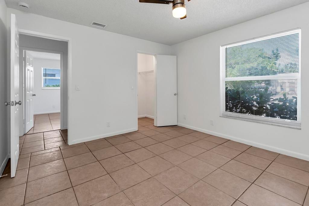 出租: $1,900 (2 贝兹, 1 浴室, 900 平方英尺)