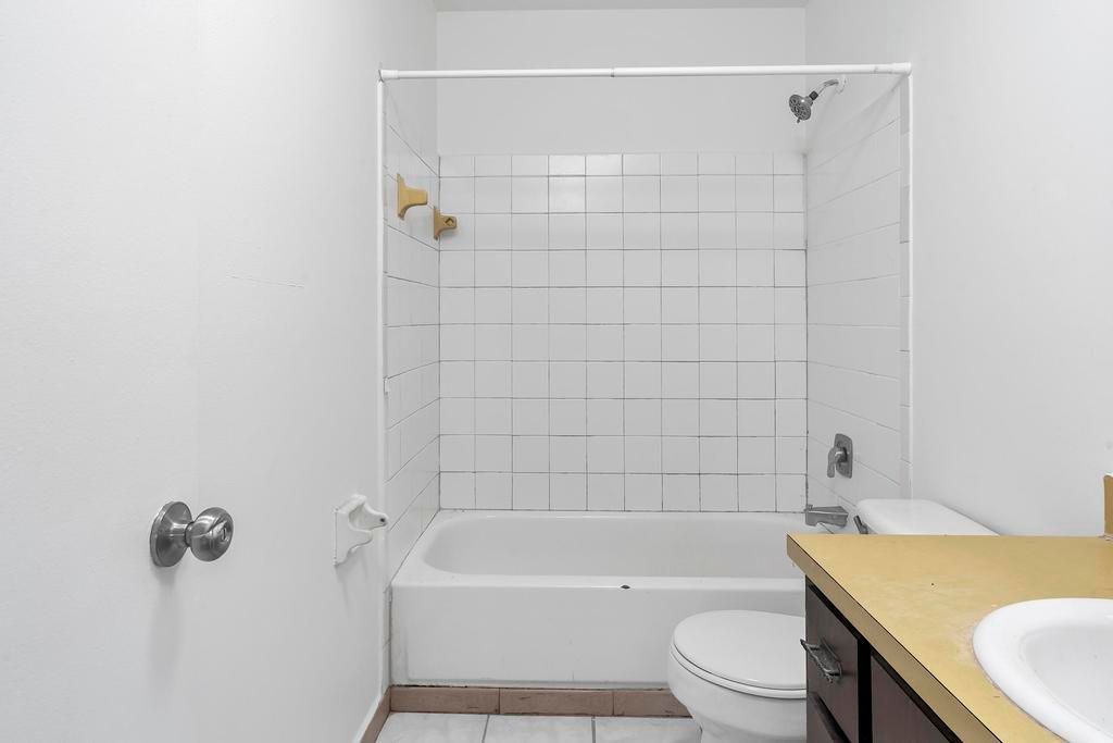 出租: $1,900 (2 贝兹, 1 浴室, 900 平方英尺)