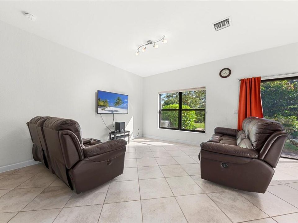 待售: $419,000 (3 贝兹, 2 浴室, 1718 平方英尺)