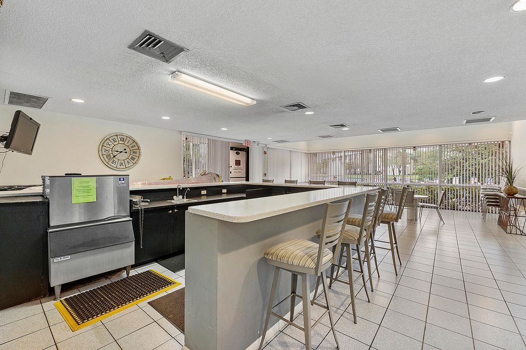 For Sale: $240,000 (2 beds, 2 baths, 825 Square Feet)