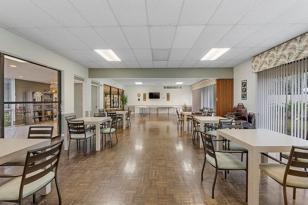 For Sale: $240,000 (2 beds, 2 baths, 825 Square Feet)