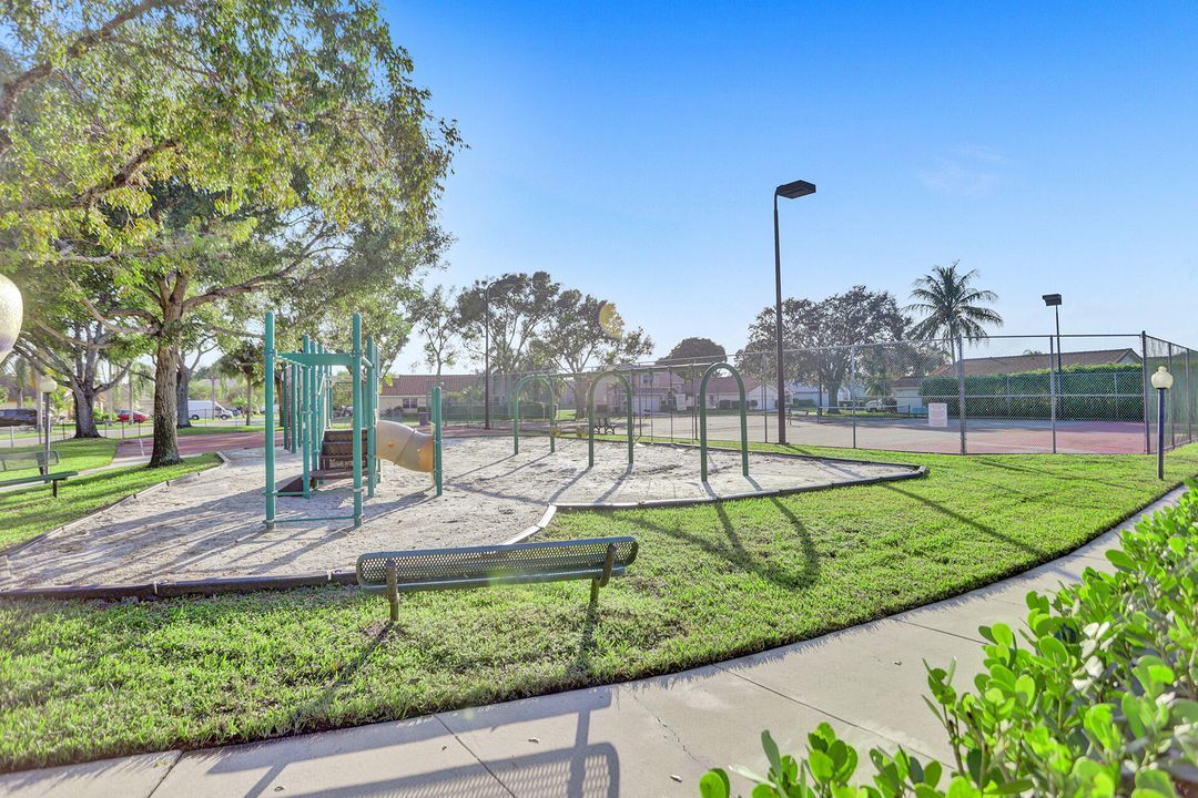 For Sale: $385,000 (3 beds, 2 baths, 1284 Square Feet)