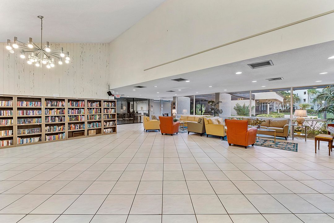 For Sale: $240,000 (2 beds, 2 baths, 825 Square Feet)