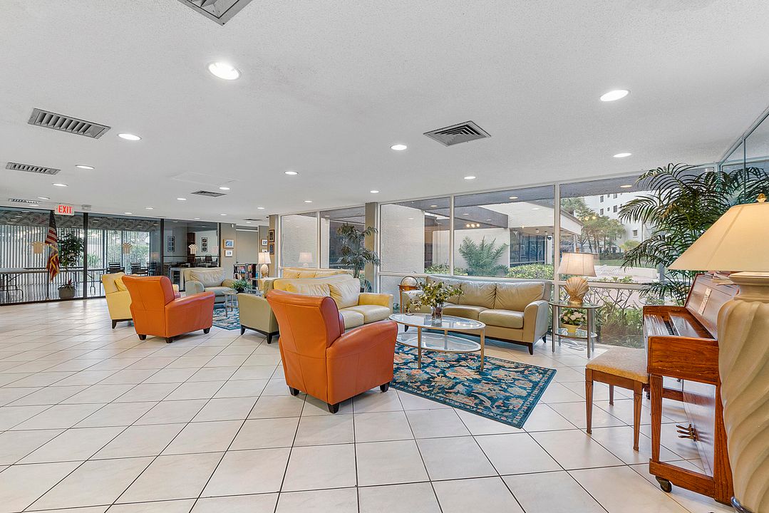 For Sale: $240,000 (2 beds, 2 baths, 825 Square Feet)