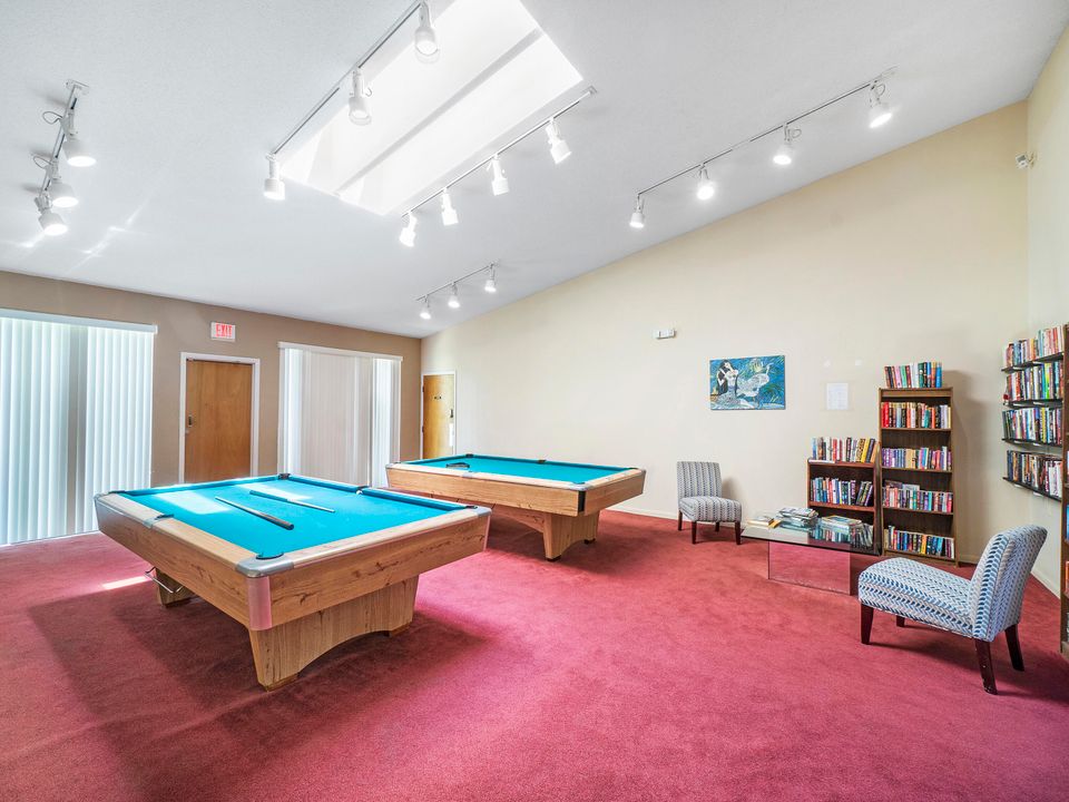 For Sale: $240,000 (2 beds, 2 baths, 825 Square Feet)