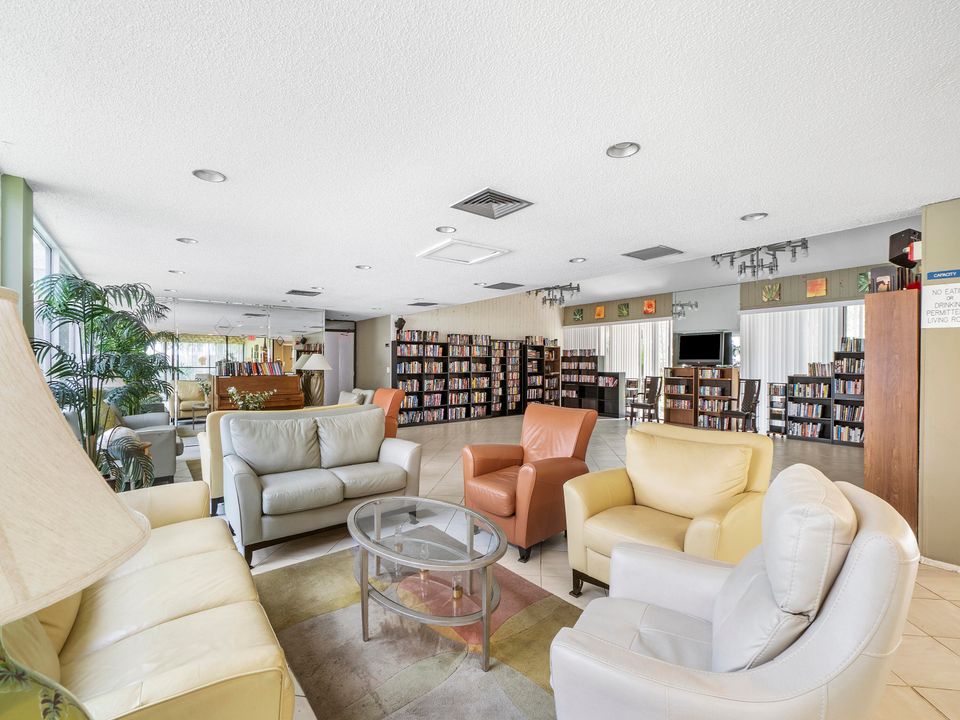 For Sale: $240,000 (2 beds, 2 baths, 825 Square Feet)