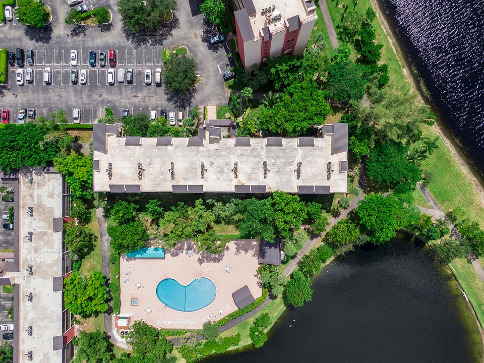 For Sale: $240,000 (2 beds, 2 baths, 825 Square Feet)