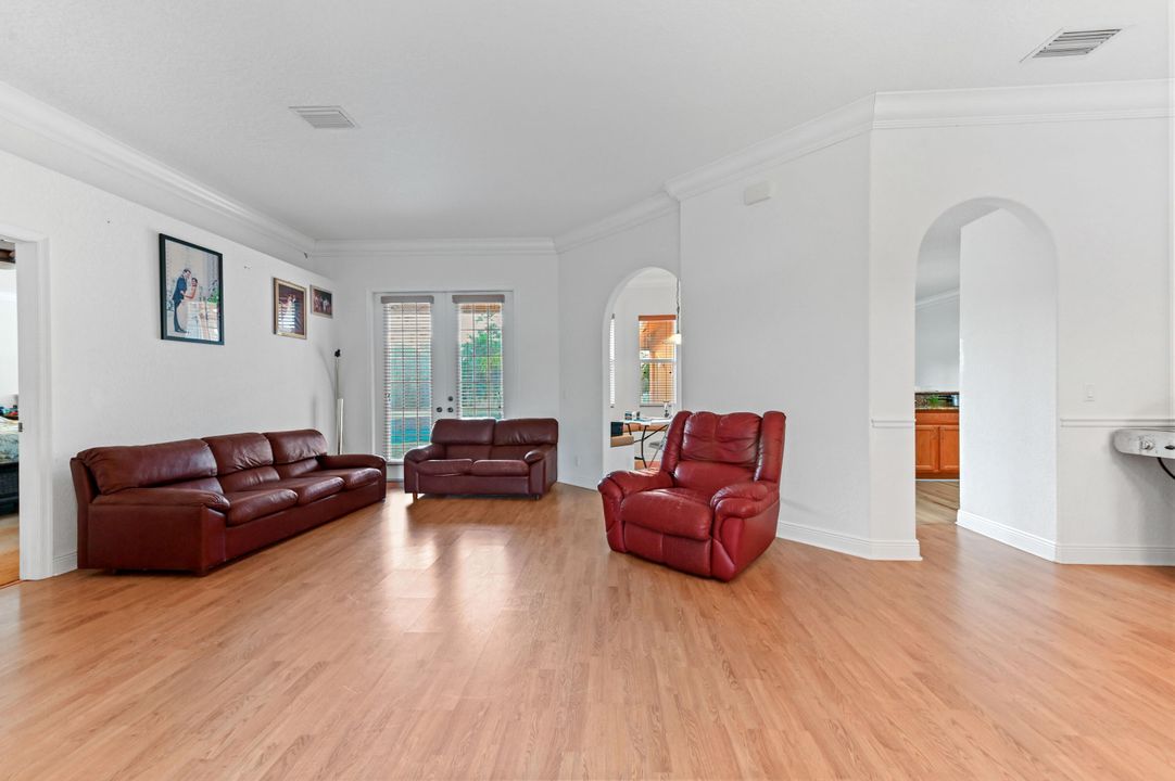 En Venta: $799,900 (5 camas, 3 baños, 2575 Pies cuadrados)