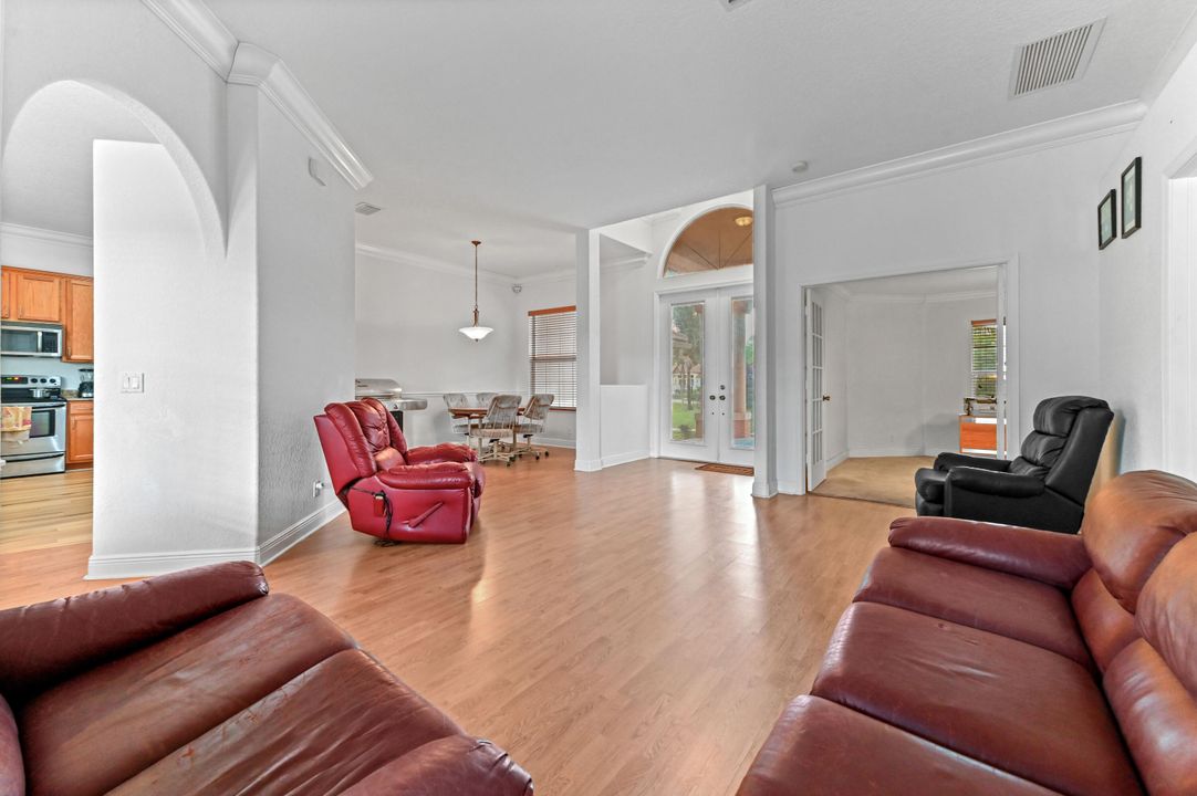 En Venta: $799,900 (5 camas, 3 baños, 2575 Pies cuadrados)