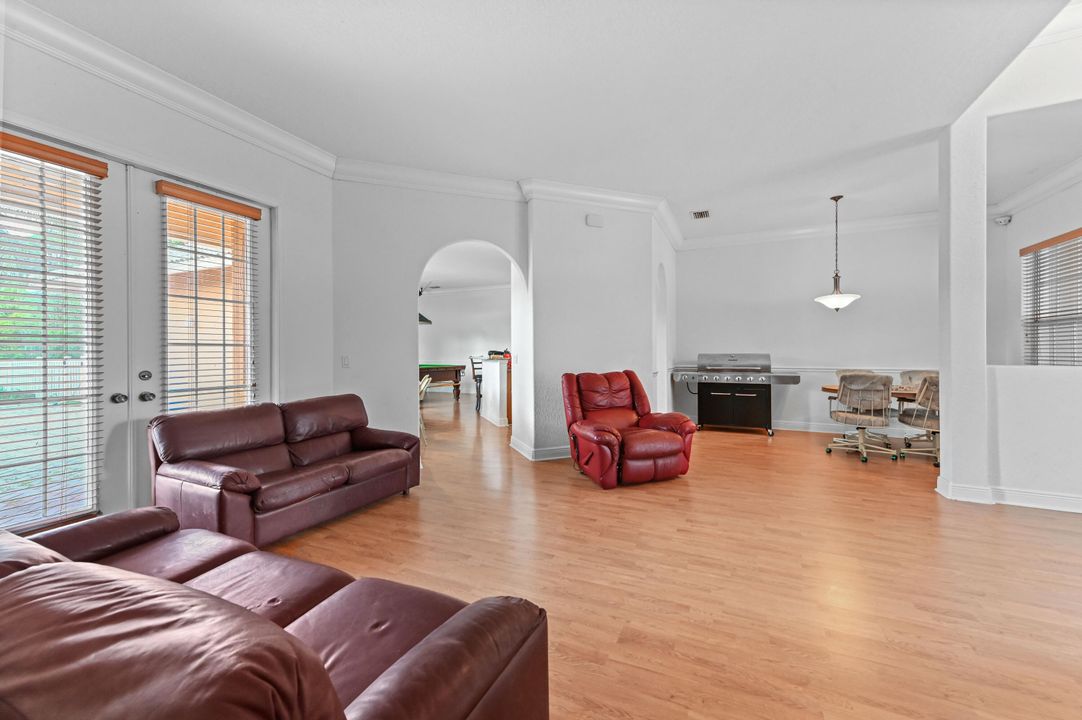 En Venta: $799,900 (5 camas, 3 baños, 2575 Pies cuadrados)