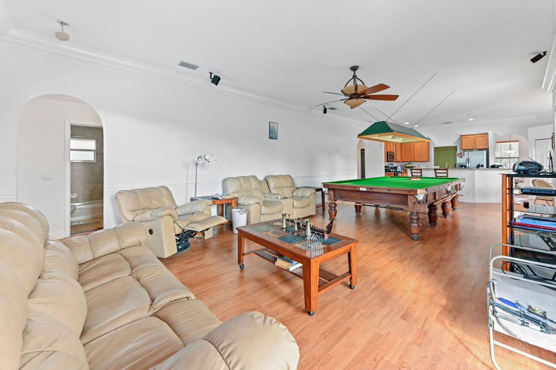 En Venta: $799,900 (5 camas, 3 baños, 2575 Pies cuadrados)