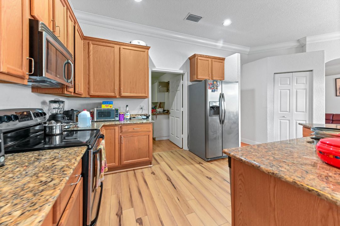 En Venta: $799,900 (5 camas, 3 baños, 2575 Pies cuadrados)