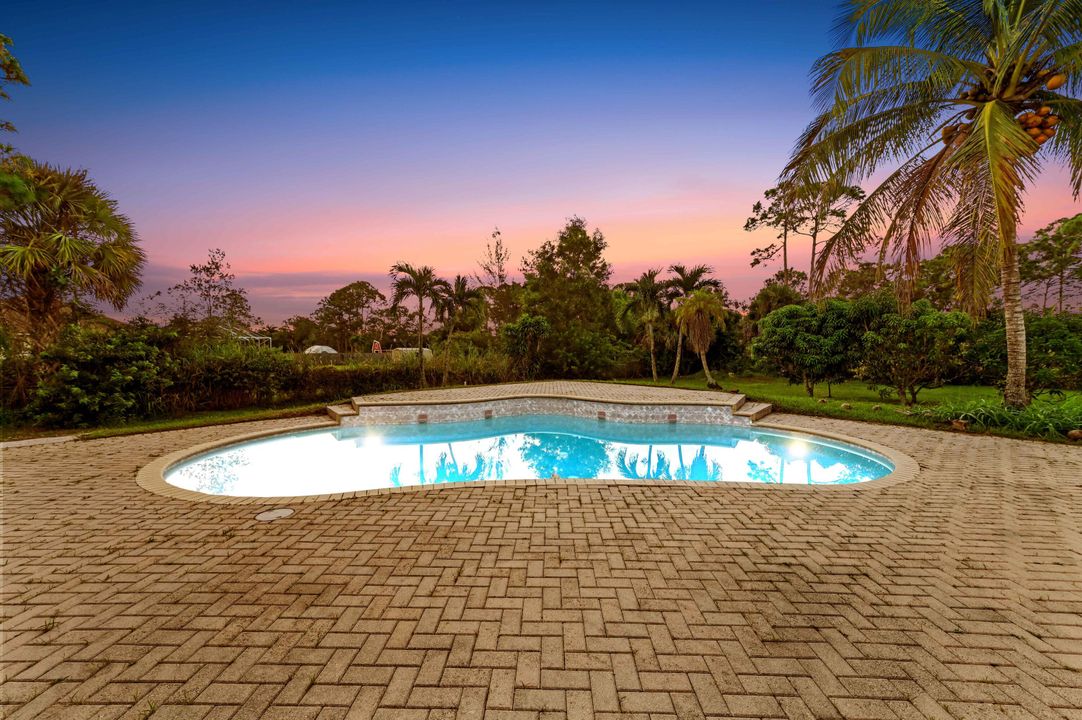 En Venta: $799,900 (5 camas, 3 baños, 2575 Pies cuadrados)