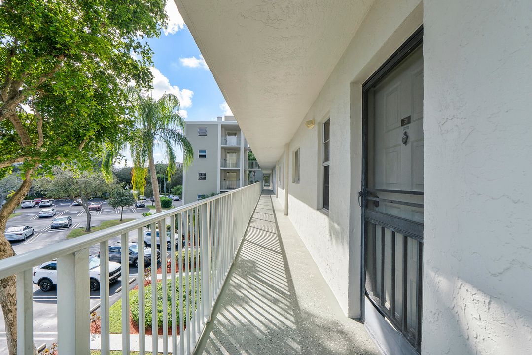 For Sale: $240,000 (2 beds, 2 baths, 825 Square Feet)