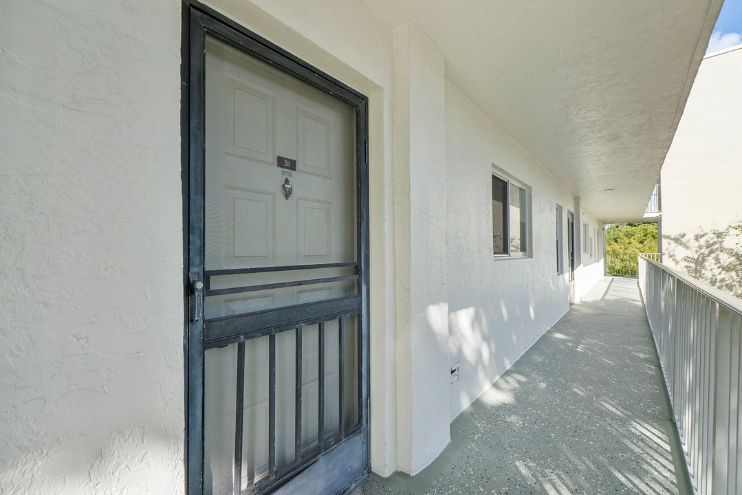 For Sale: $240,000 (2 beds, 2 baths, 825 Square Feet)