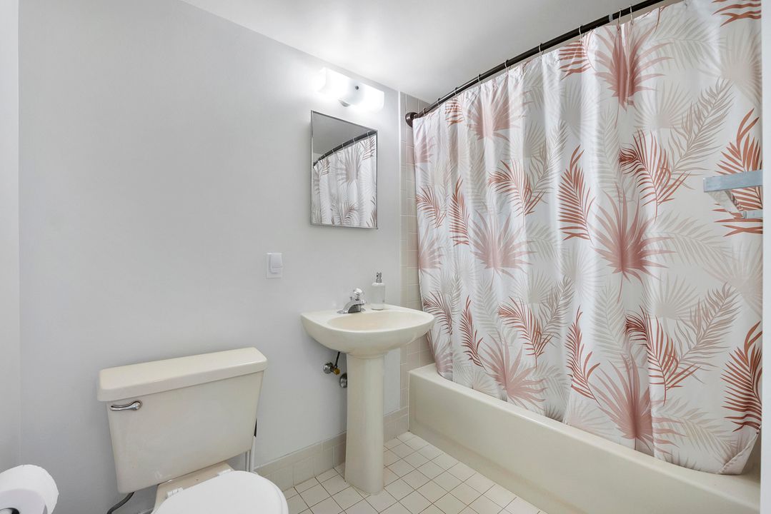 For Sale: $240,000 (2 beds, 2 baths, 825 Square Feet)