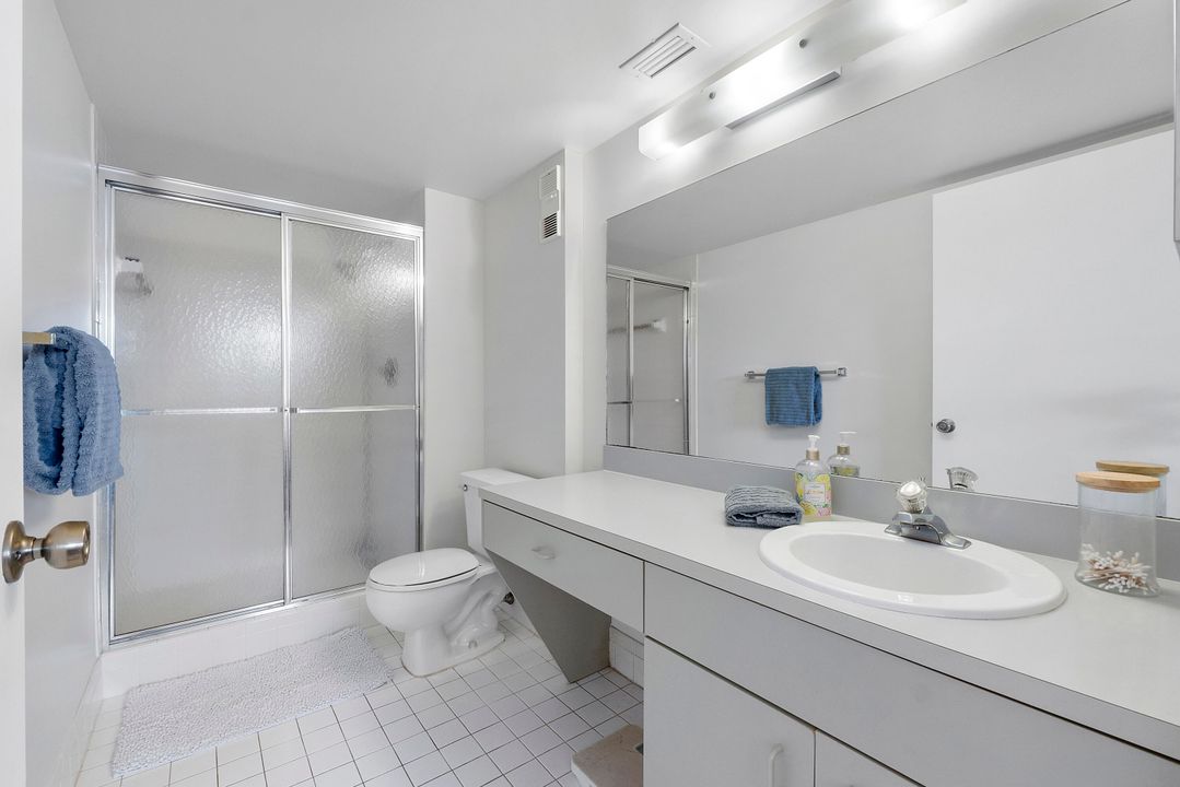 For Sale: $240,000 (2 beds, 2 baths, 825 Square Feet)