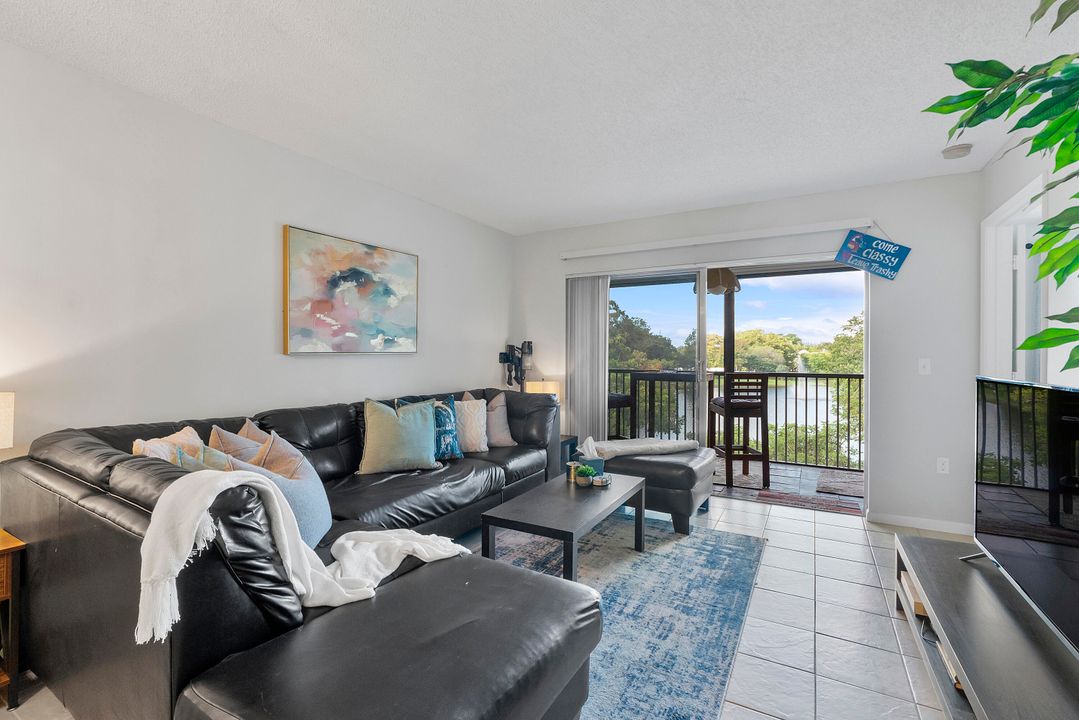 For Sale: $240,000 (2 beds, 2 baths, 825 Square Feet)