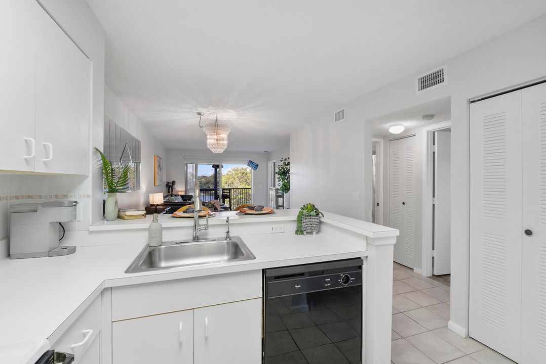 For Sale: $240,000 (2 beds, 2 baths, 825 Square Feet)