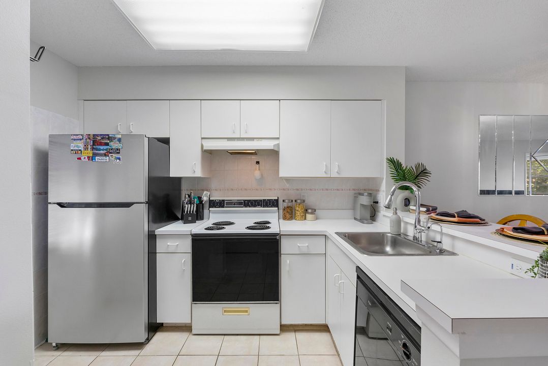 For Sale: $240,000 (2 beds, 2 baths, 825 Square Feet)