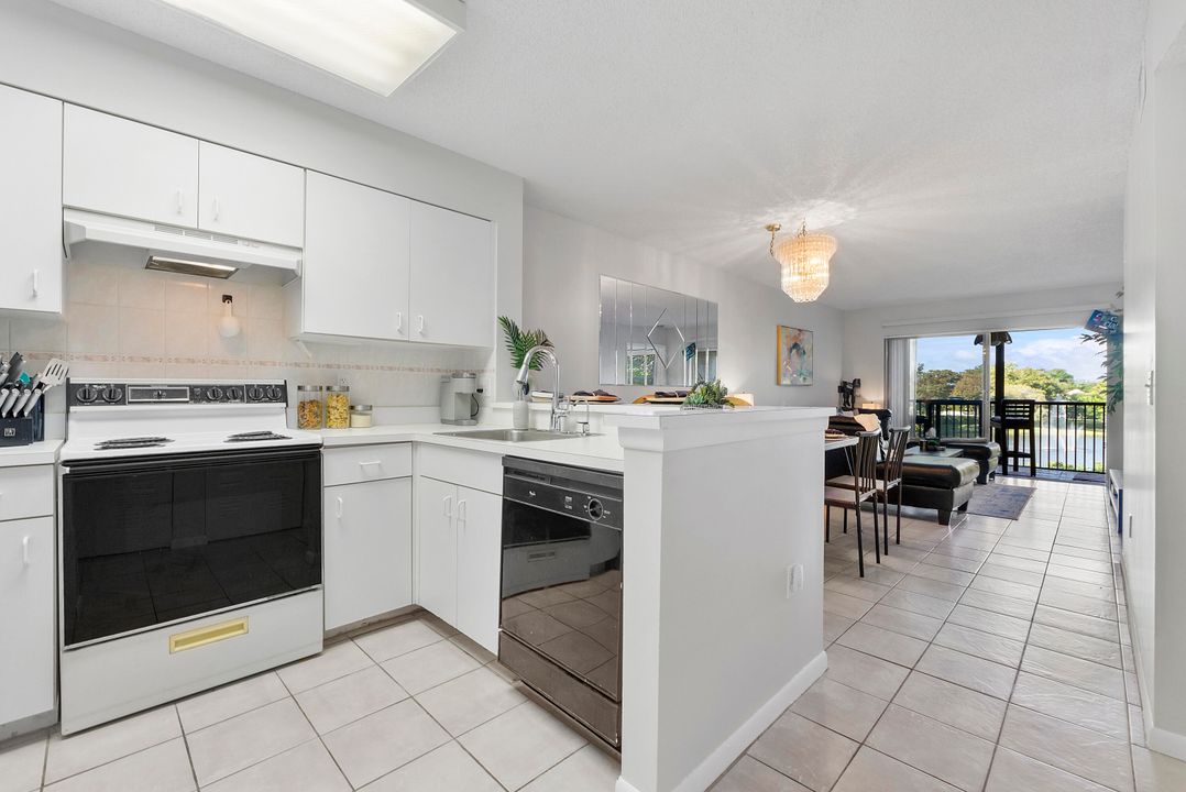 For Sale: $240,000 (2 beds, 2 baths, 825 Square Feet)