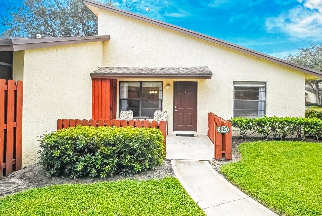 For Sale: $250,000 (2 beds, 2 baths, 1056 Square Feet)