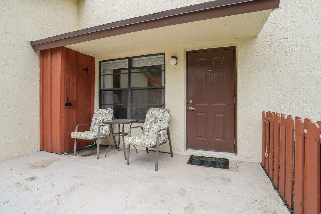 For Sale: $250,000 (2 beds, 2 baths, 1056 Square Feet)