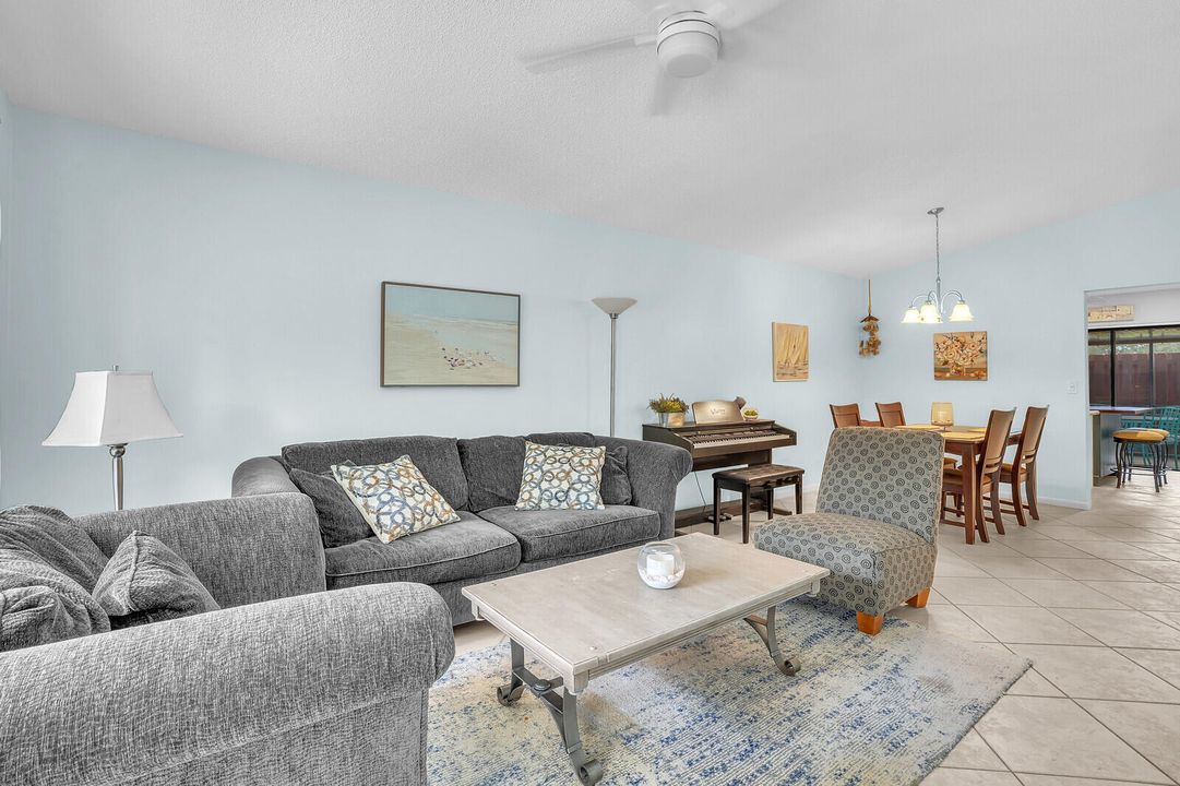 For Sale: $250,000 (2 beds, 2 baths, 1056 Square Feet)