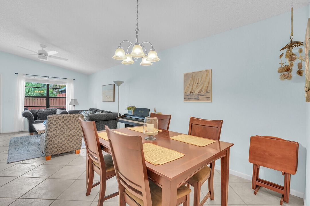 For Sale: $250,000 (2 beds, 2 baths, 1056 Square Feet)