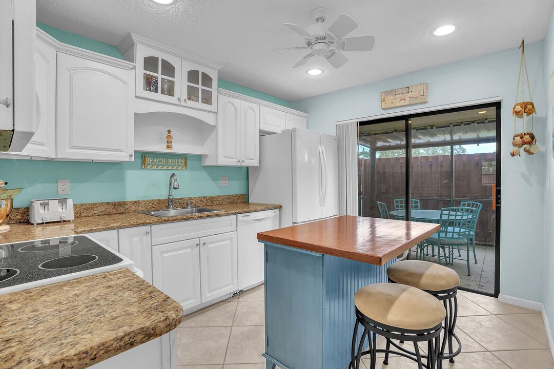 For Sale: $250,000 (2 beds, 2 baths, 1056 Square Feet)