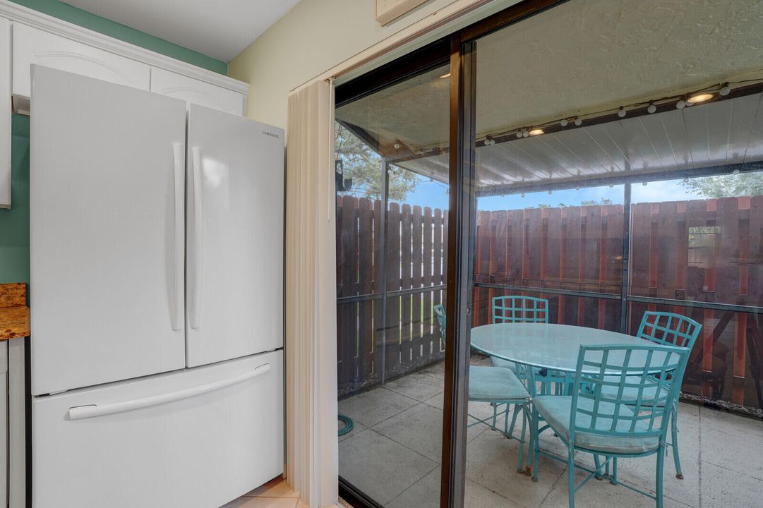 For Sale: $250,000 (2 beds, 2 baths, 1056 Square Feet)