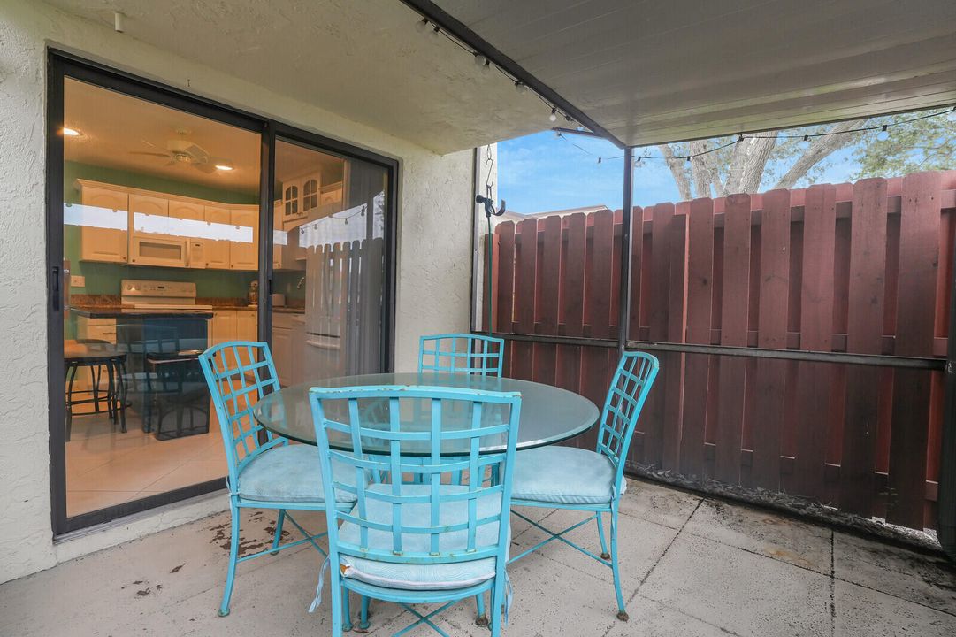 For Sale: $250,000 (2 beds, 2 baths, 1056 Square Feet)
