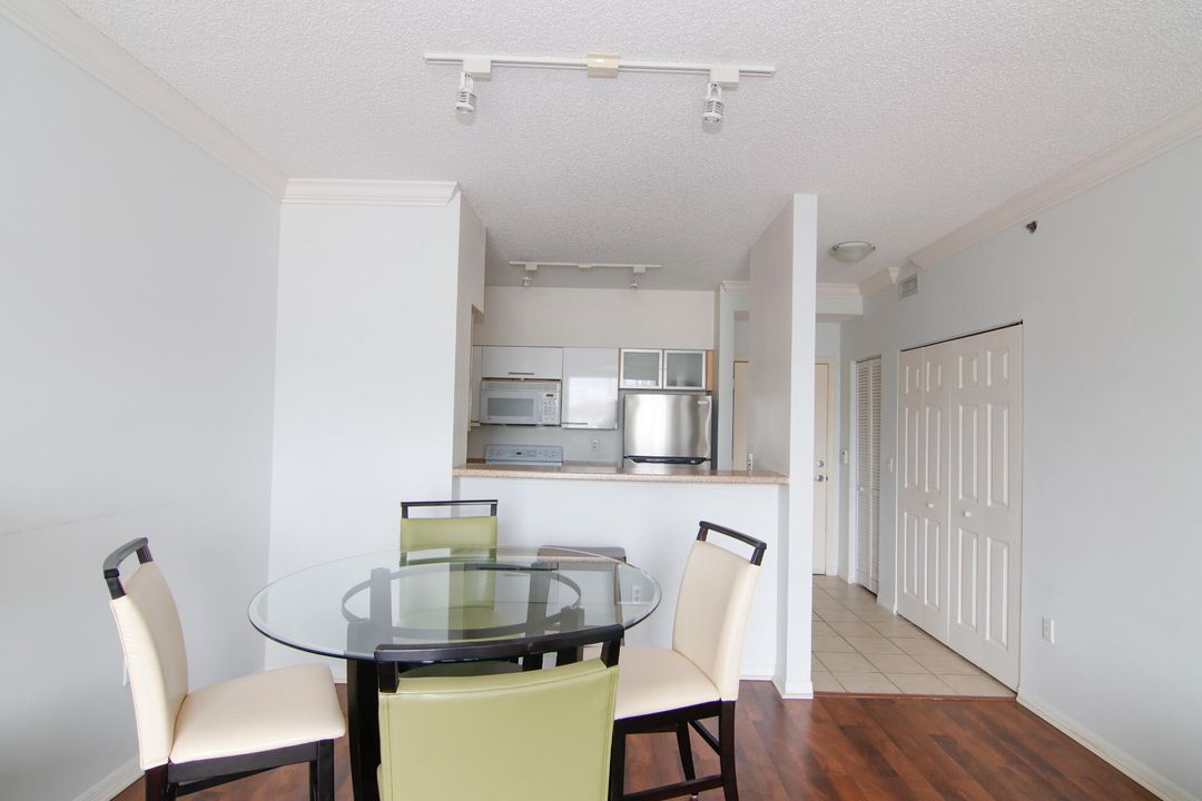 合同活跃: $1,995 (1 贝兹, 1 浴室, 696 平方英尺)