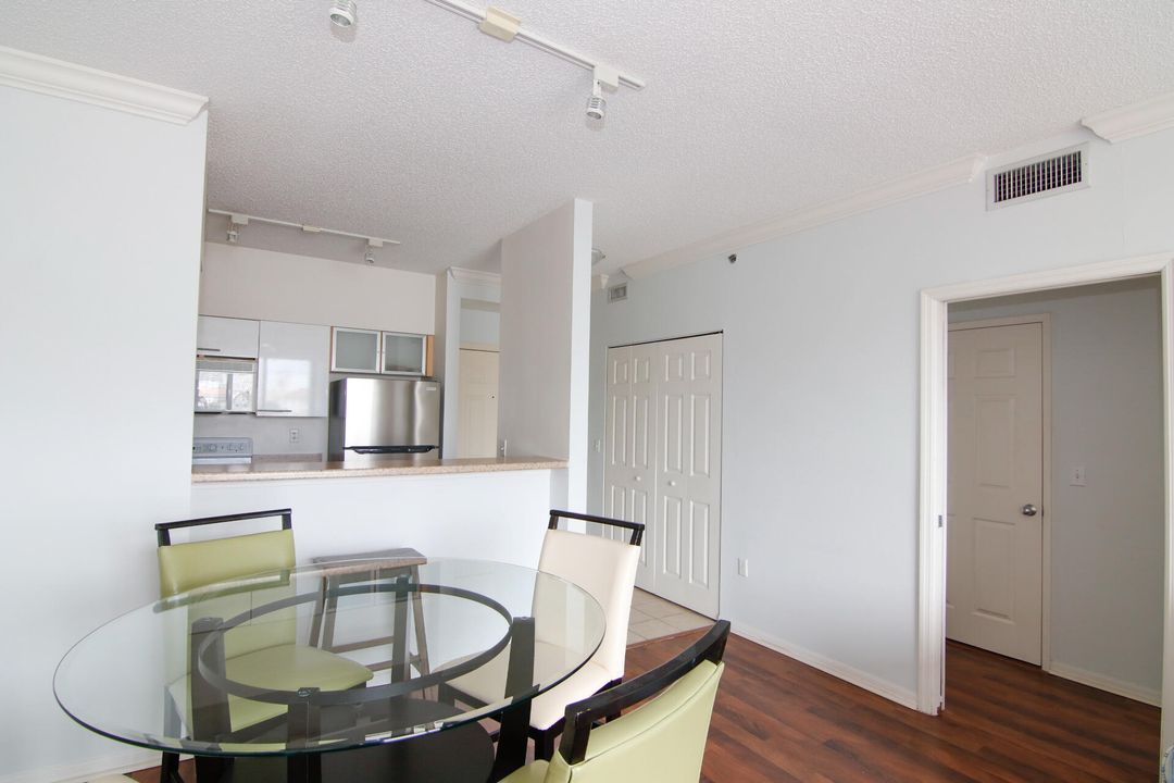 合同活跃: $1,995 (1 贝兹, 1 浴室, 696 平方英尺)