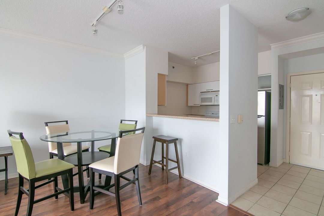 合同活跃: $1,995 (1 贝兹, 1 浴室, 696 平方英尺)