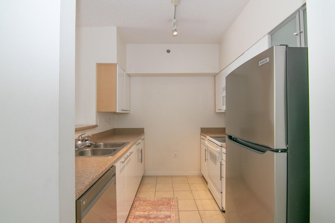 合同活跃: $1,995 (1 贝兹, 1 浴室, 696 平方英尺)