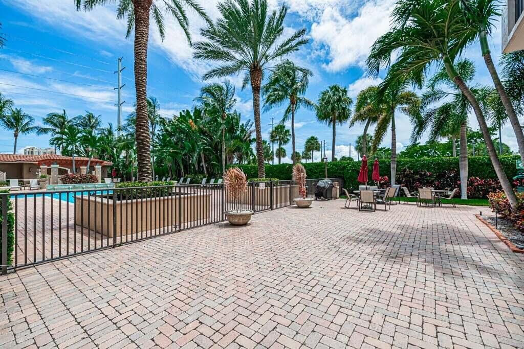 合同活跃: $1,995 (1 贝兹, 1 浴室, 696 平方英尺)