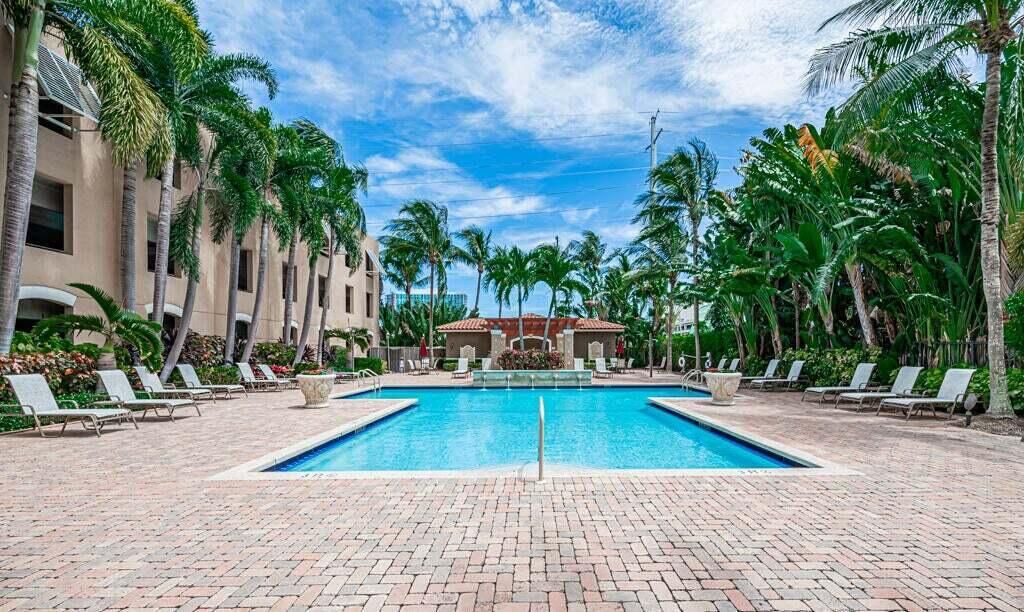 合同活跃: $1,995 (1 贝兹, 1 浴室, 696 平方英尺)