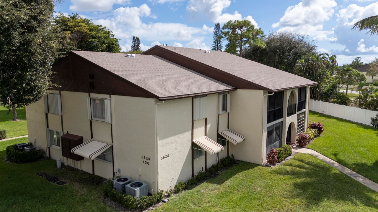 合同活跃: $1,500 (2 贝兹, 1 浴室, 920 平方英尺)