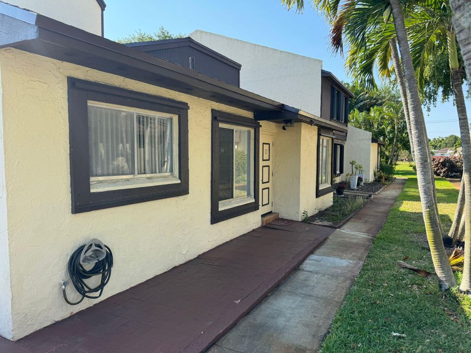 For Sale: $229,000 (2 beds, 1 baths, 841 Square Feet)