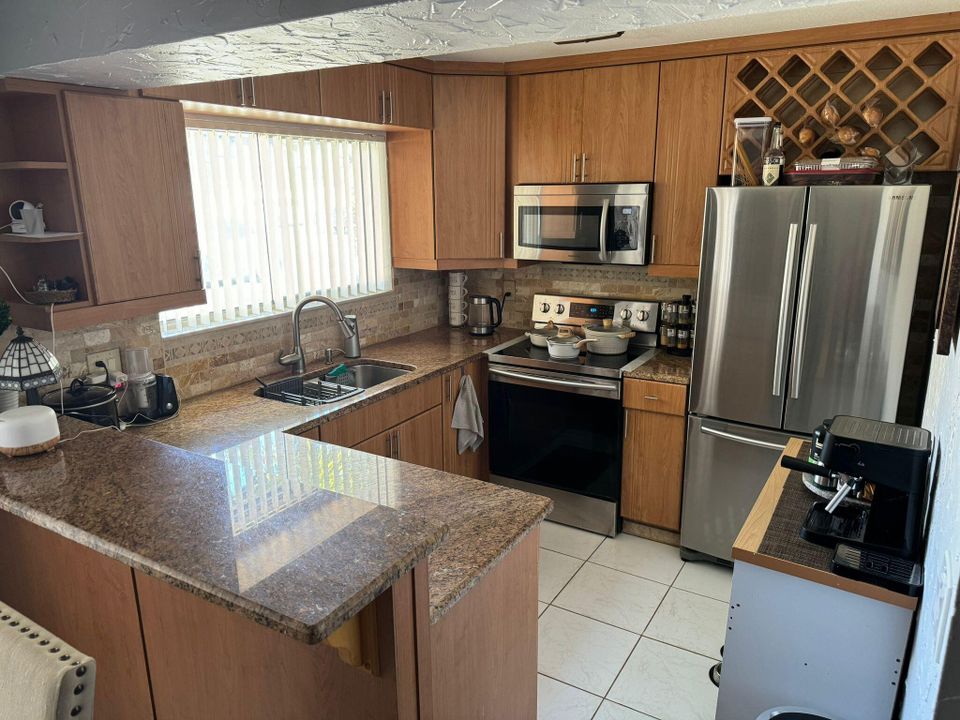 For Sale: $229,000 (2 beds, 1 baths, 841 Square Feet)