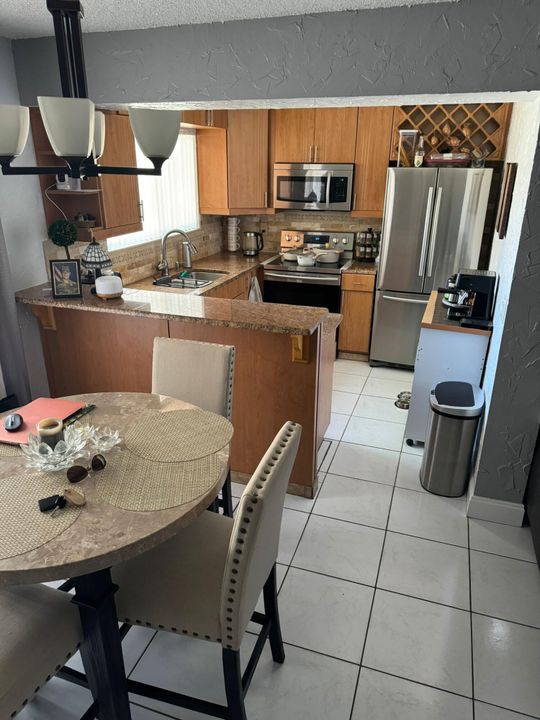 For Sale: $229,000 (2 beds, 1 baths, 841 Square Feet)