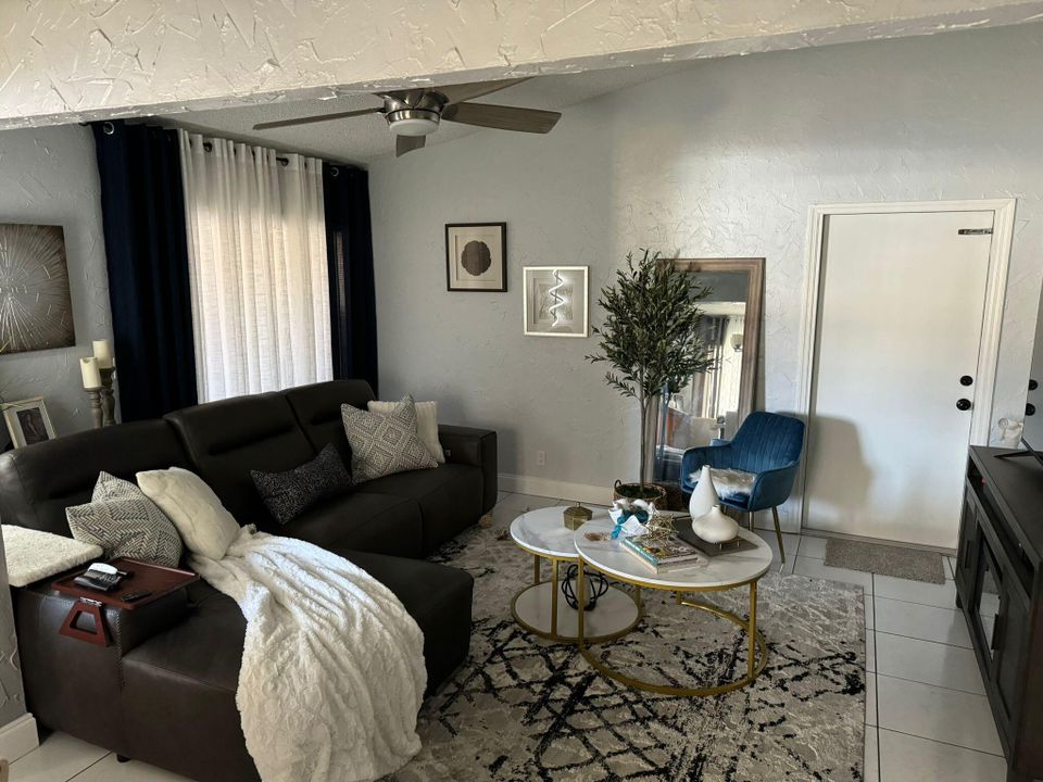 For Sale: $229,000 (2 beds, 1 baths, 841 Square Feet)