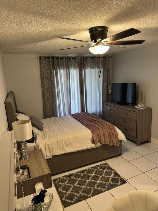 For Sale: $229,000 (2 beds, 1 baths, 841 Square Feet)