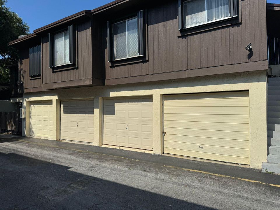 For Sale: $229,000 (2 beds, 1 baths, 841 Square Feet)